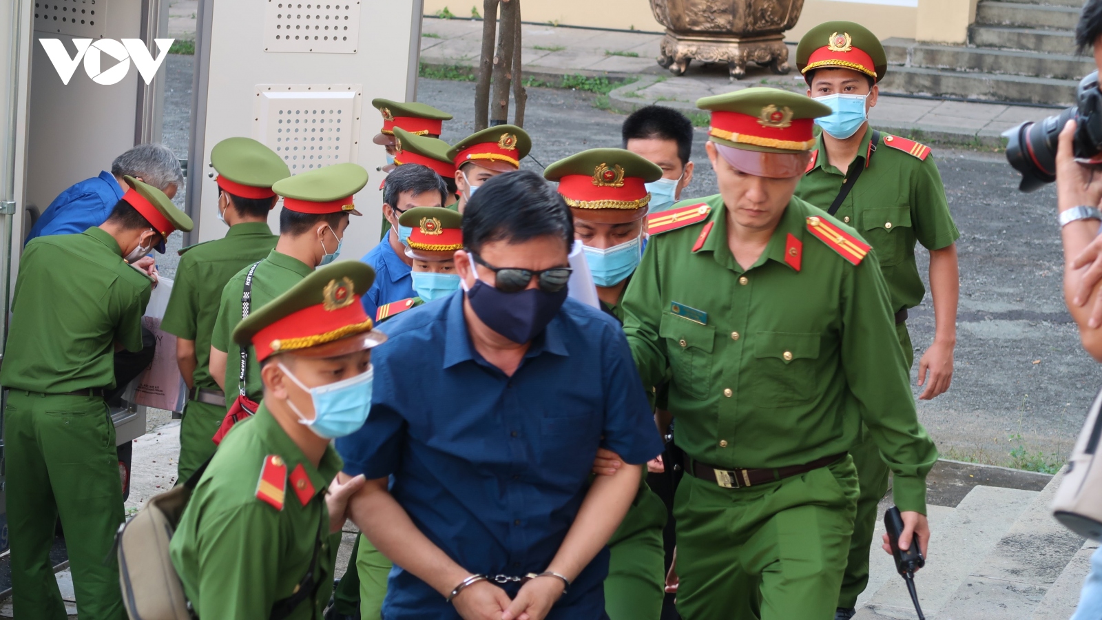 Bị cáo Đinh La Thăng đeo khẩu trang và kính đen đến tòa
