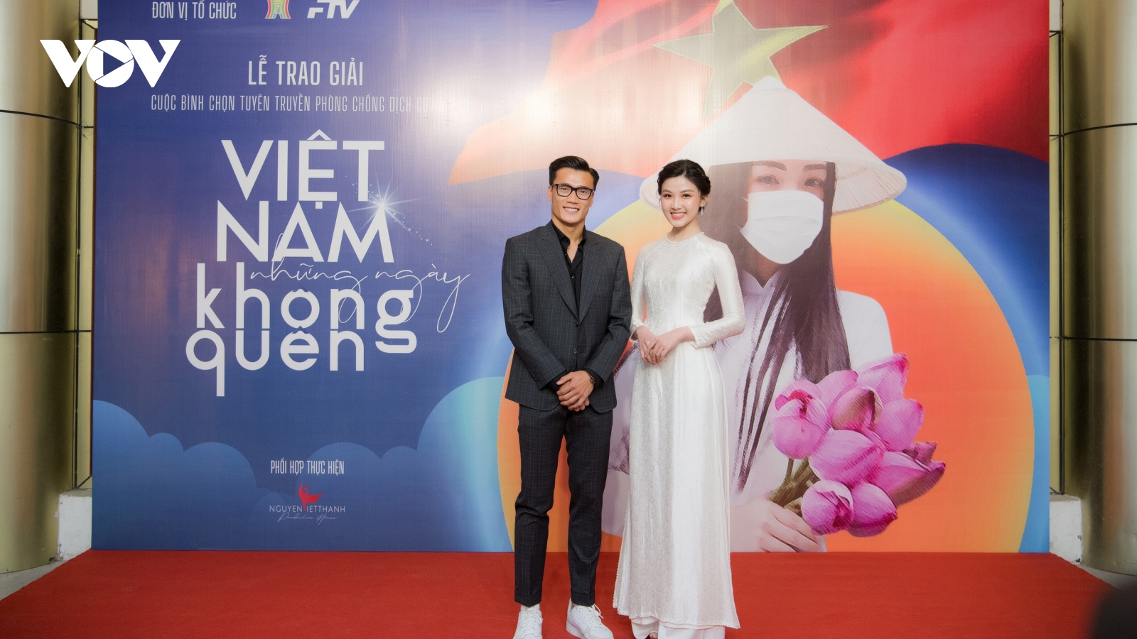 Lương Thanh "sát cánh" Bùi Tiến Dũng tại lễ trao giải "Việt Nam - những ngày không quên"