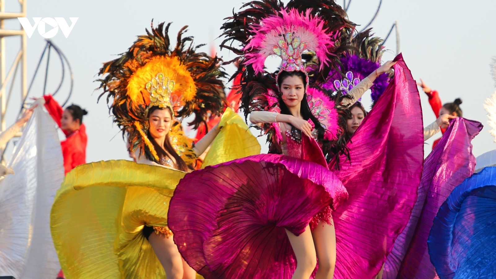 "Carnaval mùa đông" khuấy động không khí Hạ Long ngày đầu năm