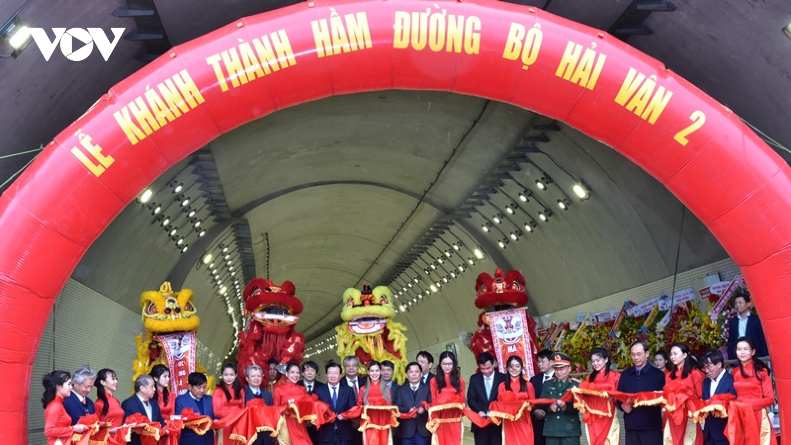 Phó Thủ tướng Trịnh Đình Dũng cắt băng thông xe hầm đường bộ Hải Vân 2