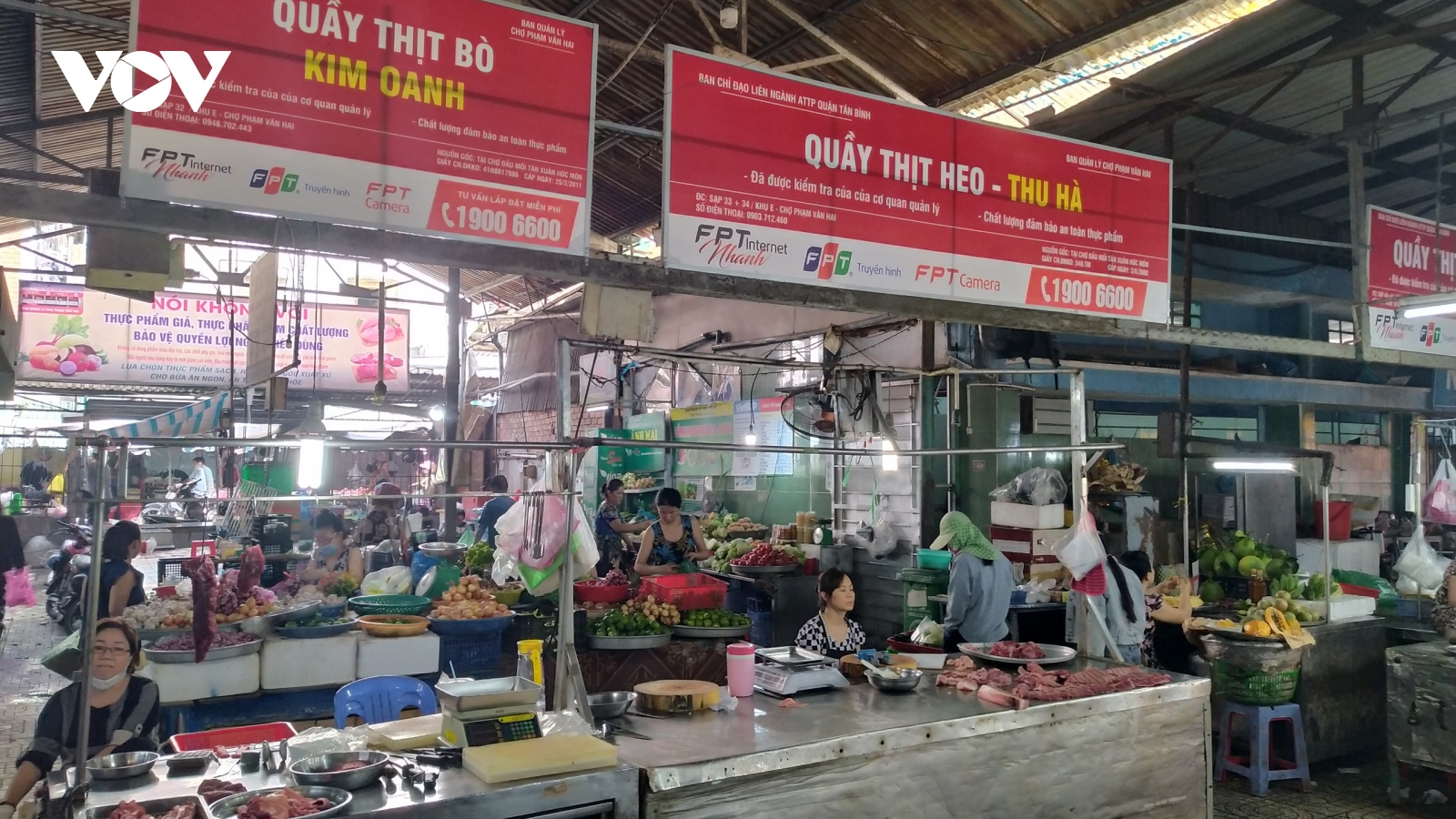 Tiểu thương chợ truyền thống TP HCM nỗ lực giữ chân khách hàng