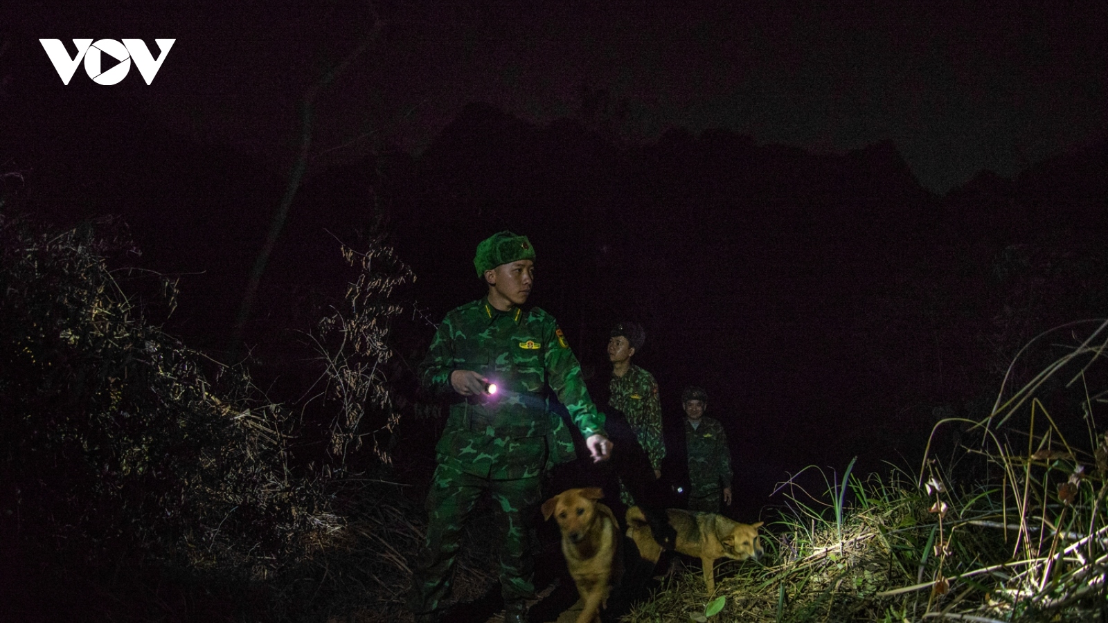 Sinh viên biên phòng "xếp bút nghiên", lên biên cương chống dịch