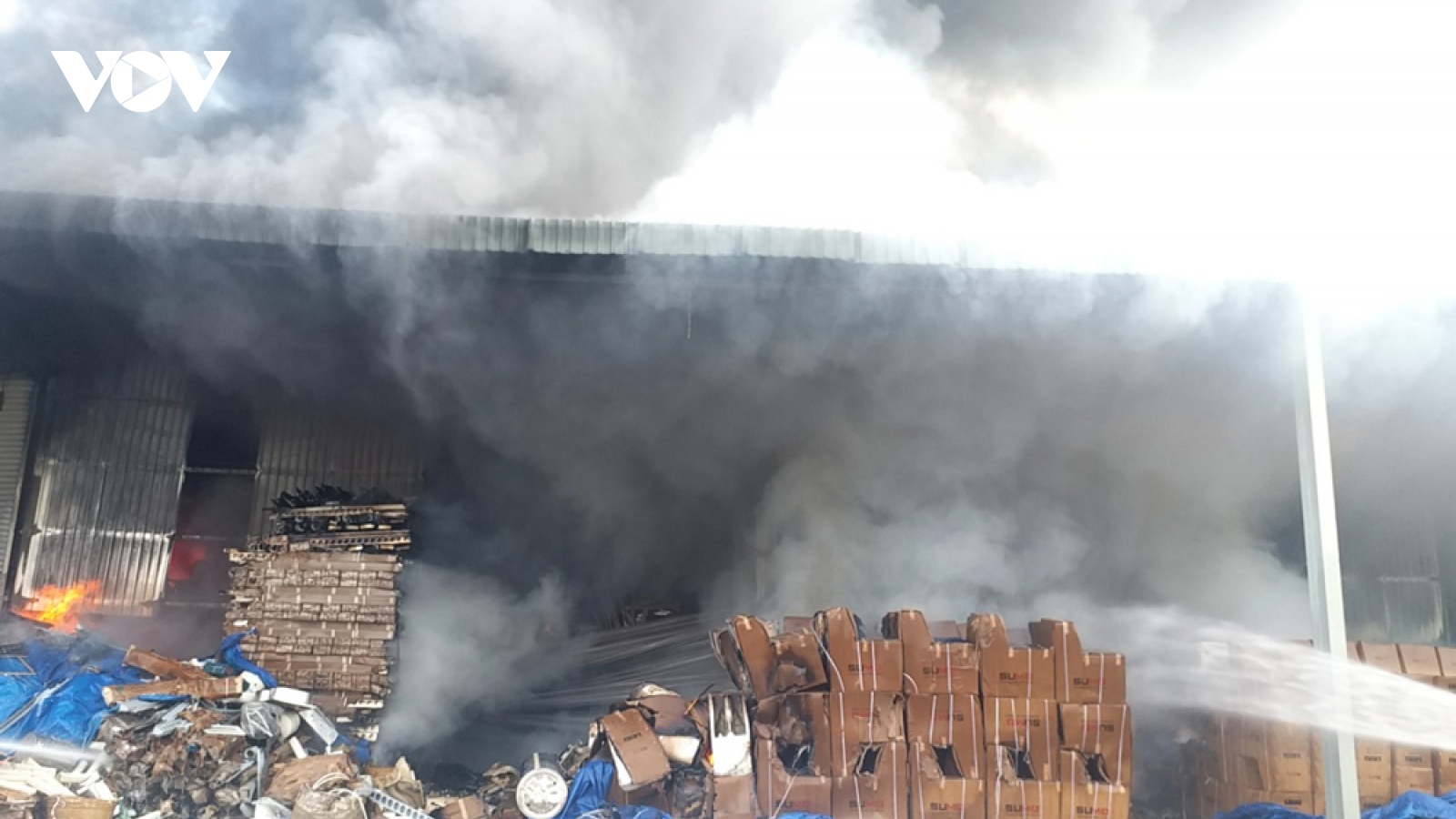 Cháy lớn tại kho chứa vật liệu xây dựng của một công ty ở Bình Dương