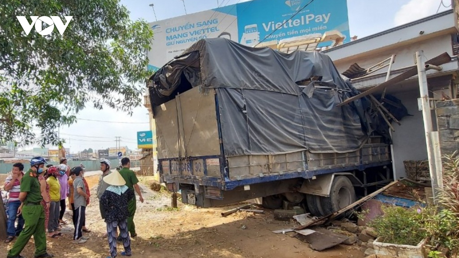 Xe tải mất lái lao vào nhà dân ở Đồng Nai
