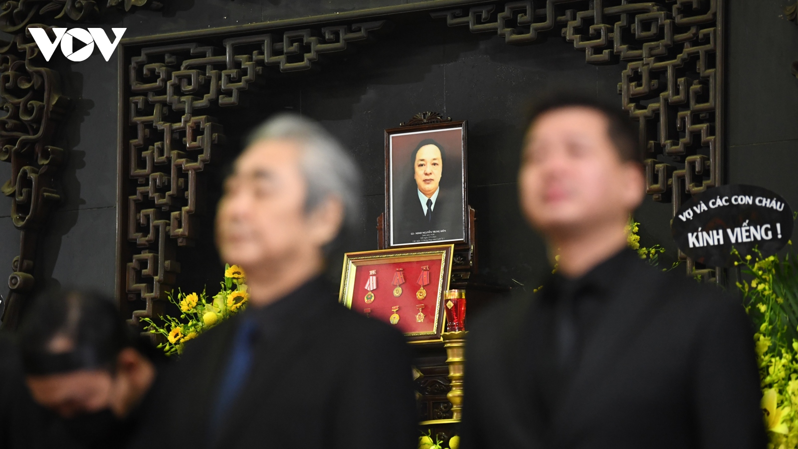 Chùm ảnh: Xúc động thời khắc tiễn biệt NSND Trung Kiên về nơi an nghỉ cuối cùng