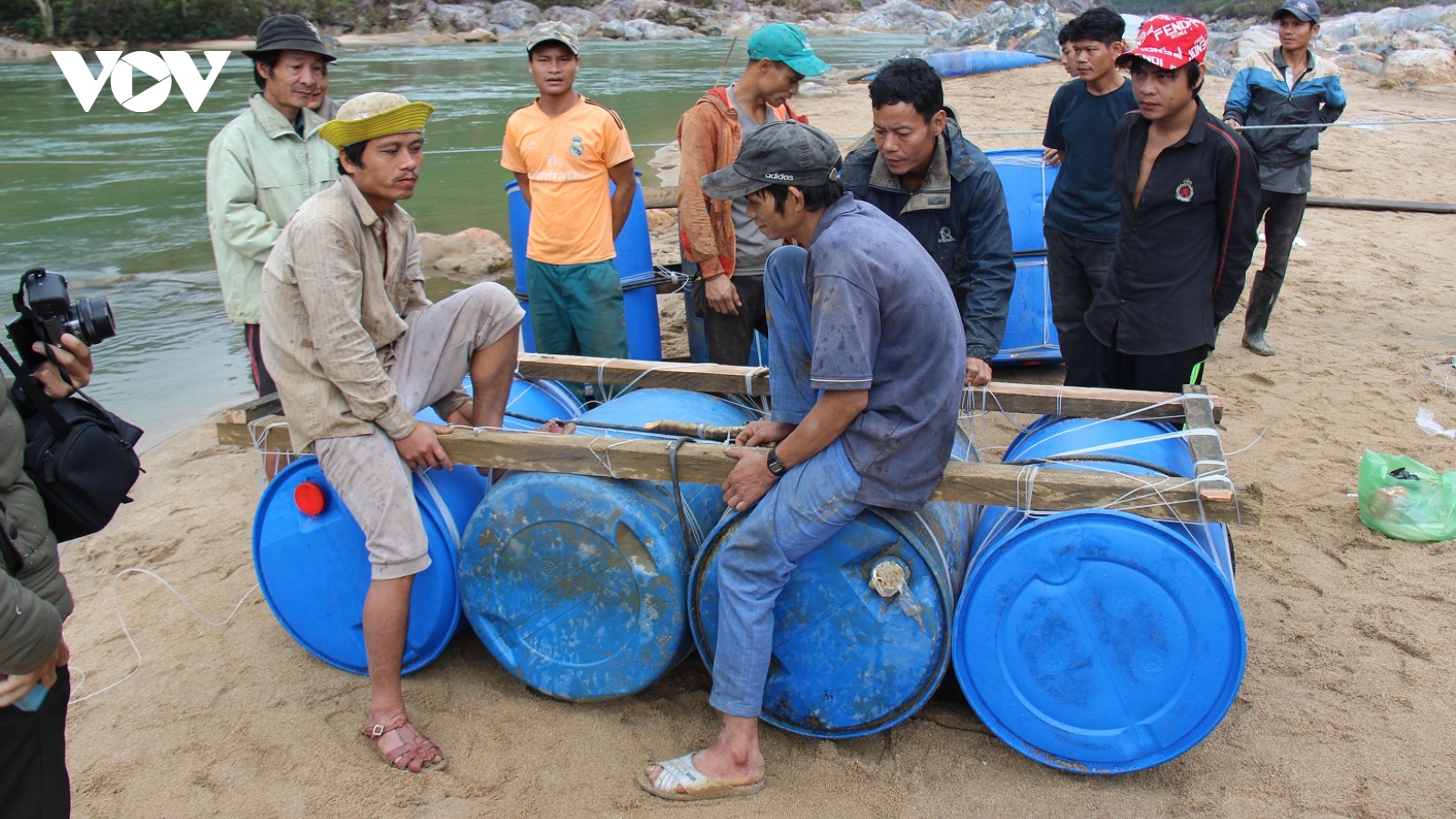Không có cầu, người dân làng Tắc Rối, tỉnh Quảng Nam làm bè vượt sông Tranh