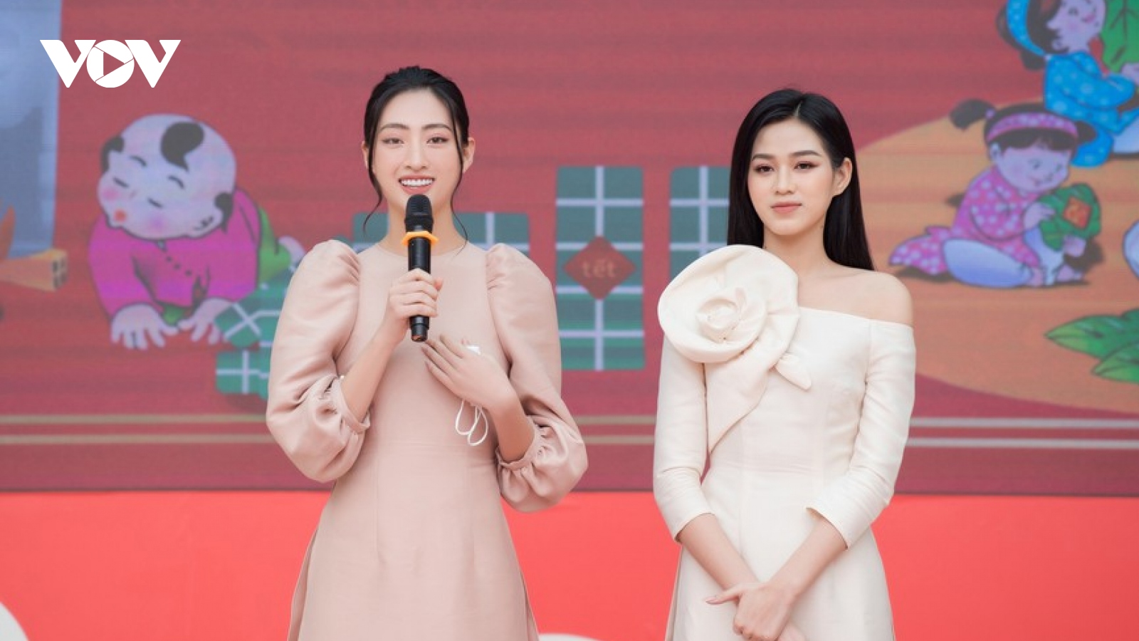 Hoa hậu Đỗ Hà, Lương Thùy Linh hào hứng gói bánh chưng đón Tết