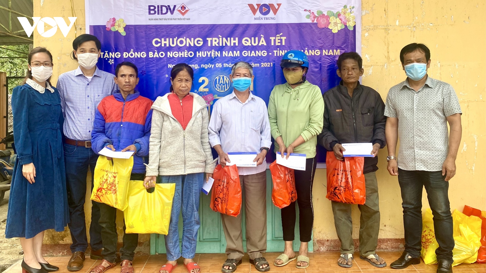 VOV miền Trung trao 250 suất quà Tết tặng đồng bào Cơ Tu, tỉnh Quảng Nam