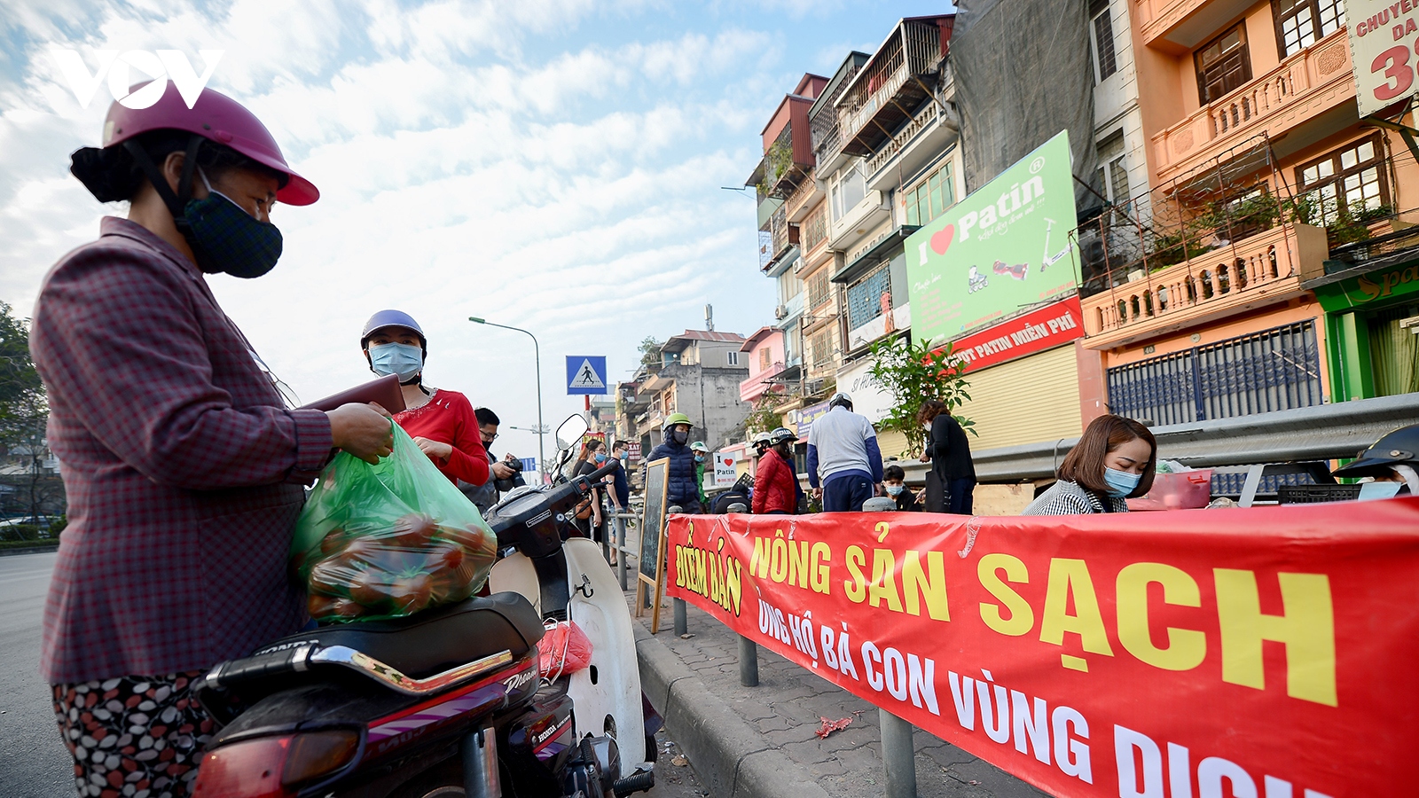 Người dân Hà Nội giải cứu nông sản cho bà con Hải Dương