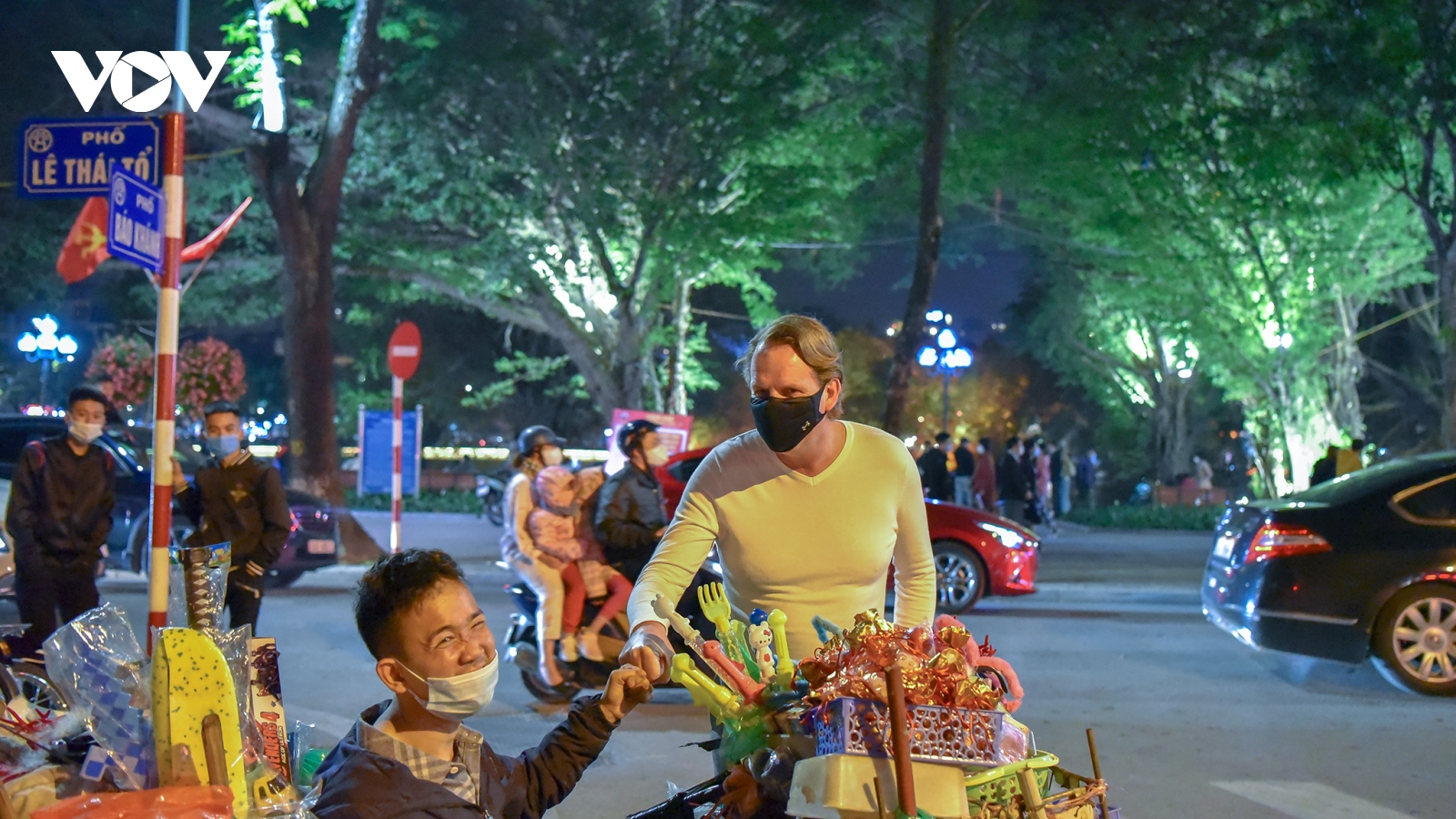 Người nước ngoài trải nghiệm Tết "đặc biệt" tại Hà Nội
