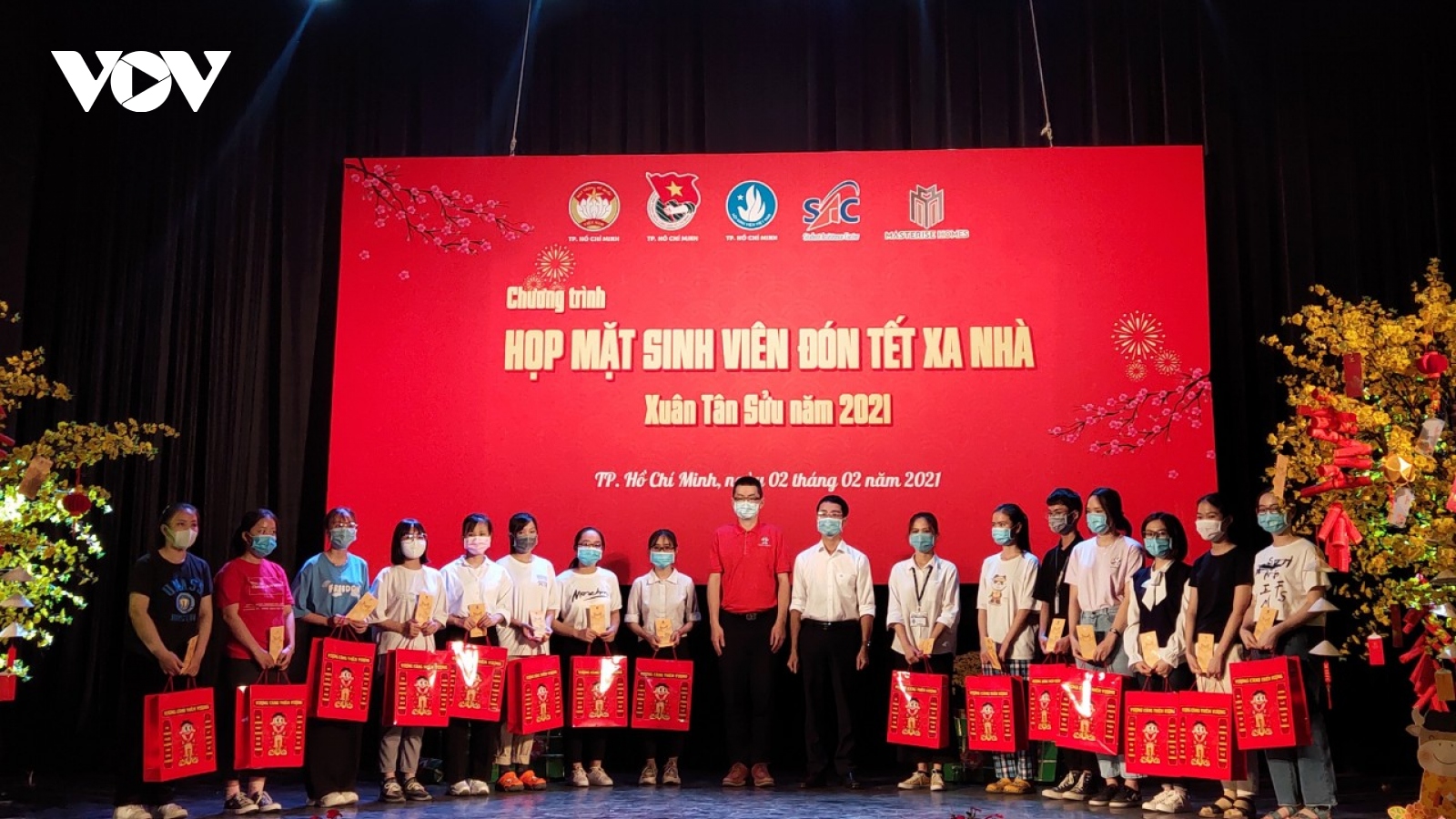 Hàng nghìn sinh viên nghèo được hỗ trợ ở lại TP HCM đón Tết vì dịch Covid-19