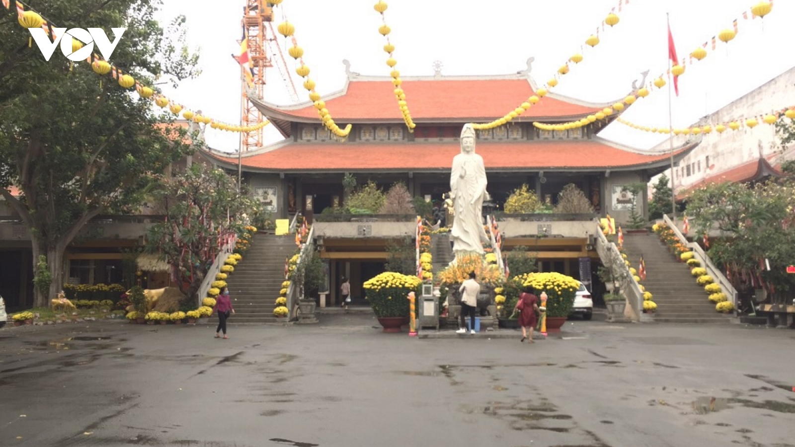 Người dân TPHCM cân nhắc đi lễ, nhiều chùa đóng cửa chờ thông báo mới