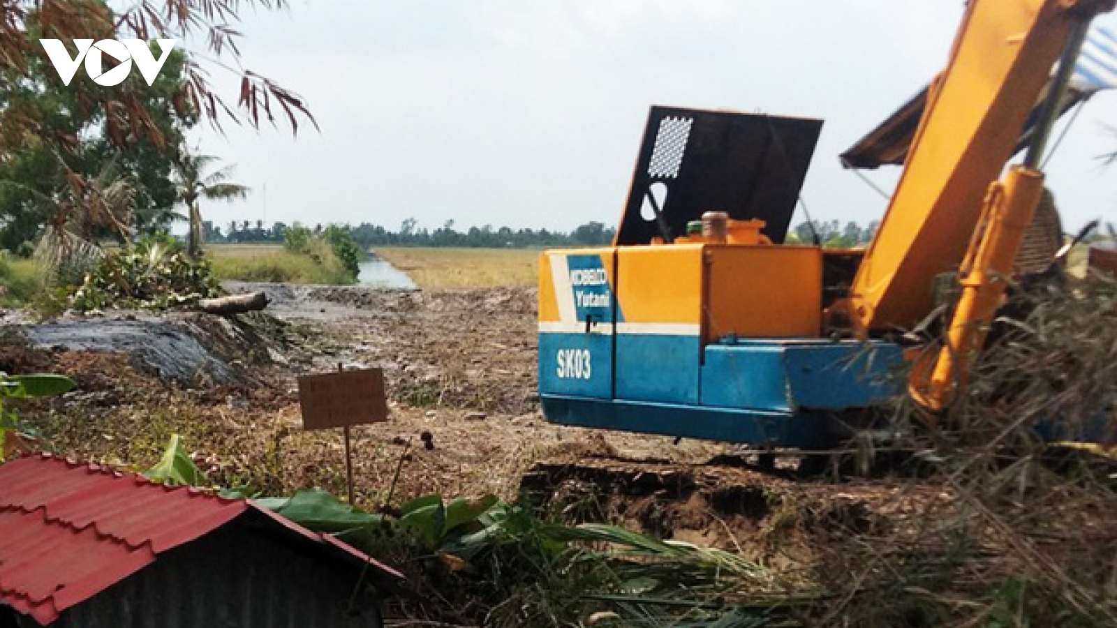 Pháo sáng phát nổ khi cuốc đất làm vuông tôm