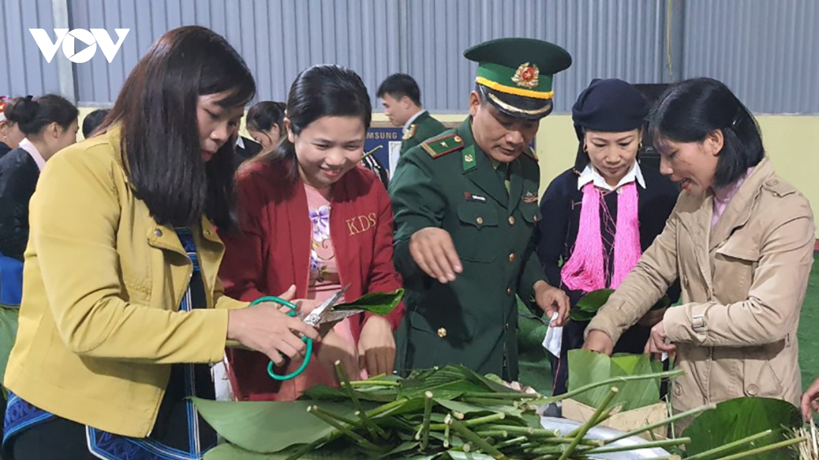 Lào Cai: Khen thưởng hộ thoát nghèo, tổ chức toàn dân ăn Tết