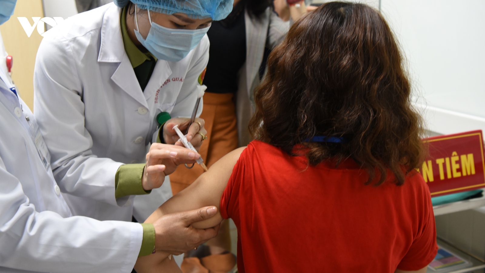 Cận cảnh các tình nguyện viên thử vaccine COVID-19 giai đoạn 2