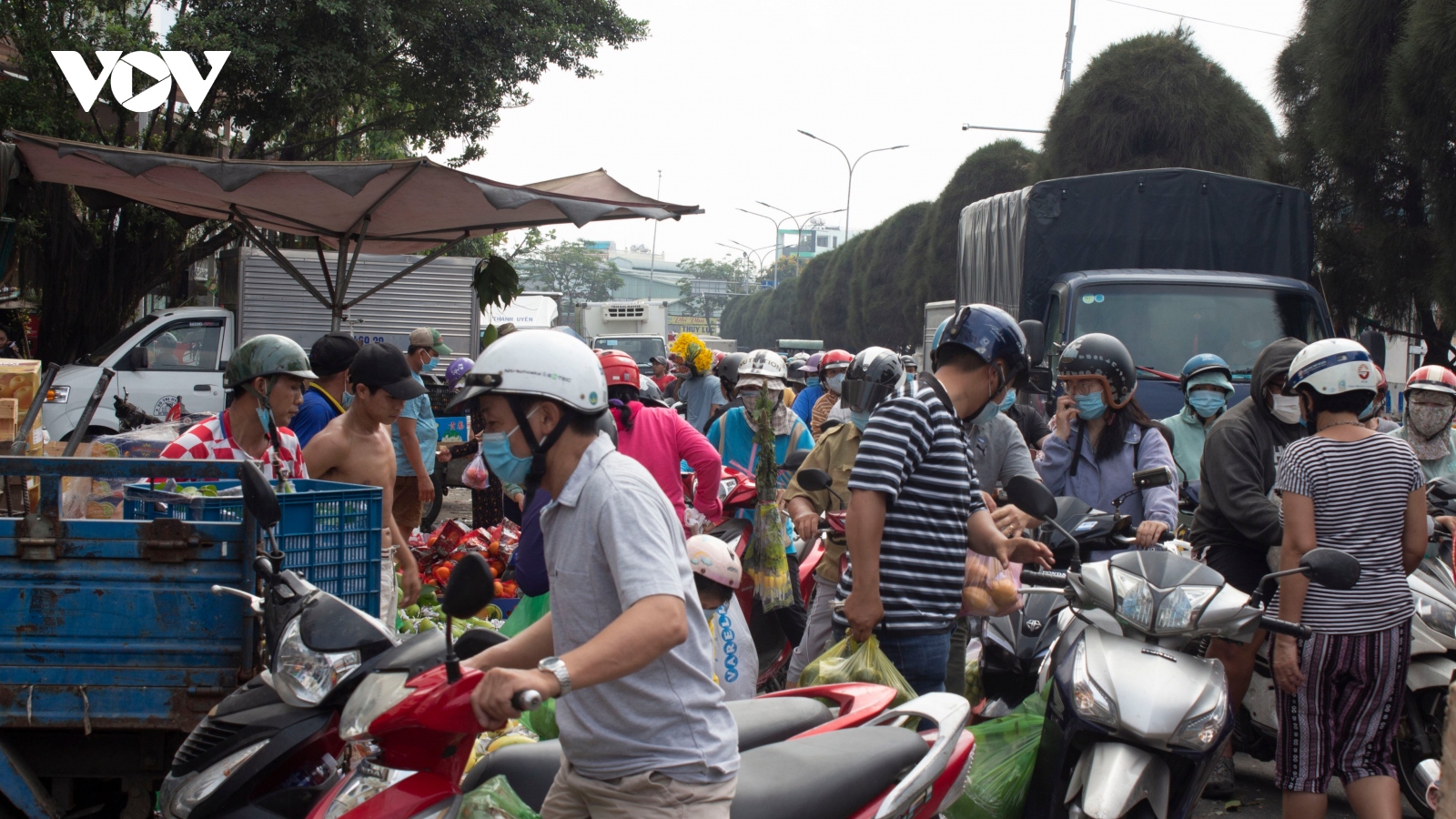 Siêu thị ở TP HCM đông nghẹt người mua sắm trong ngày nghỉ Tết đầu tiên