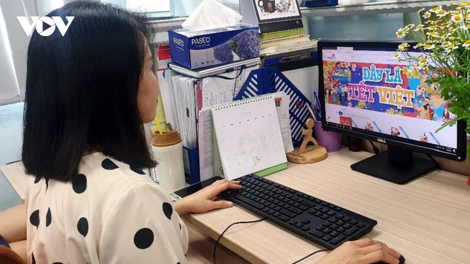 Người Việt tăng cường mua hàng online dịp Tết để tránh Covid 19