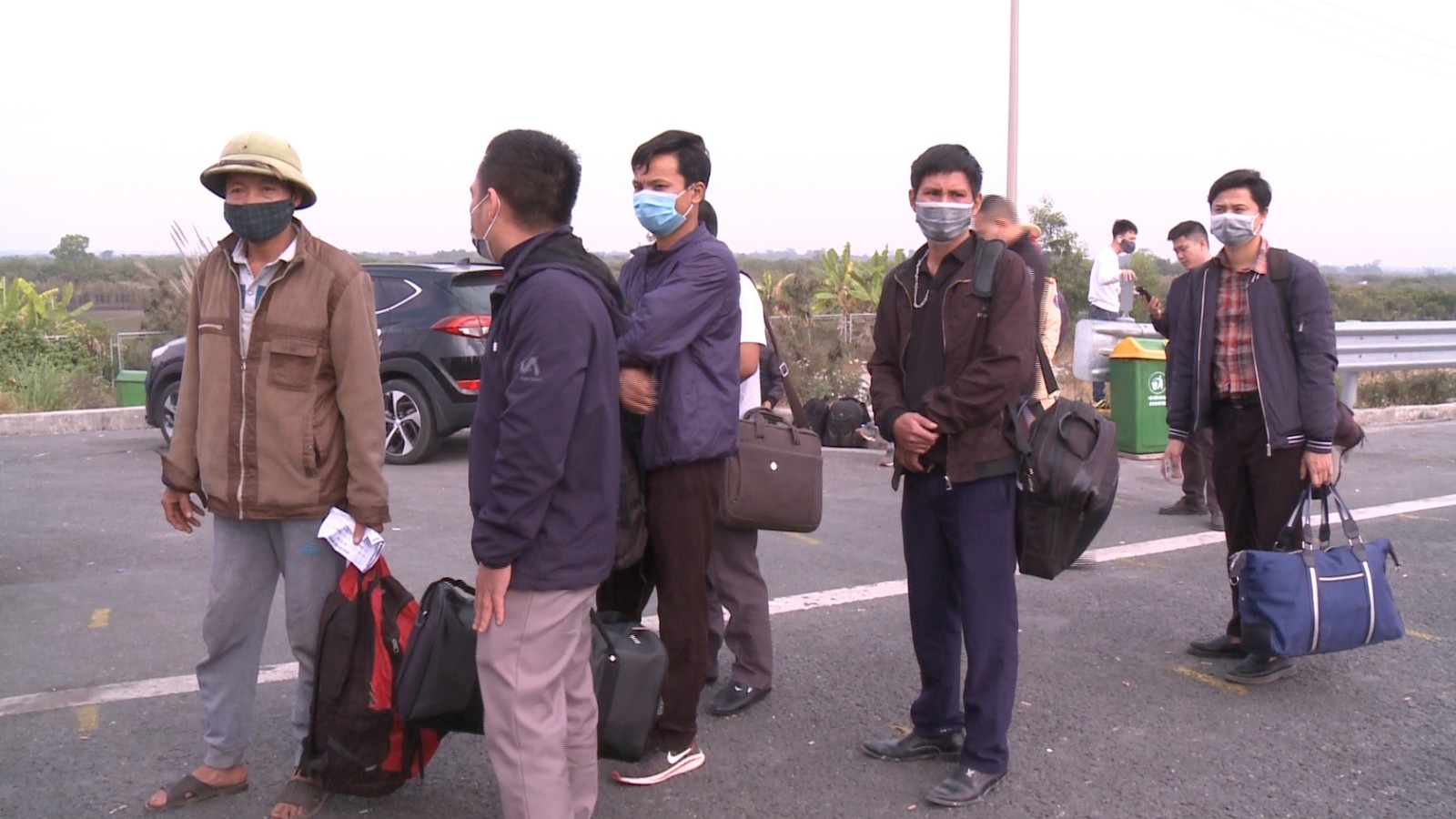 Người dân vạ vật bắt xe trên cao tốc để rời Quảng Ninh