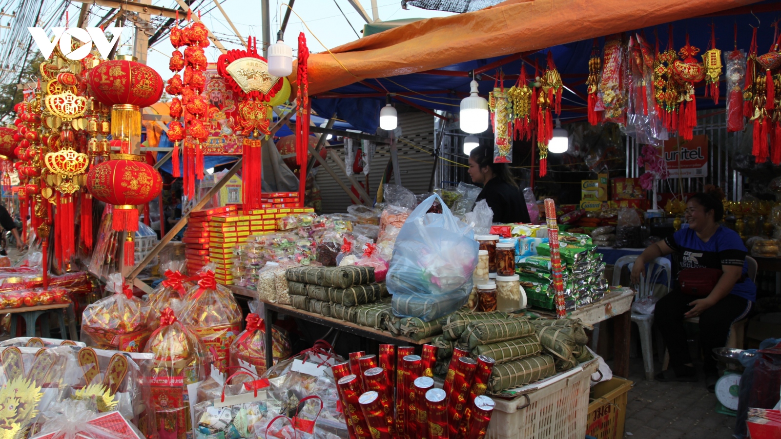 Cuối năm, đi chợ Tết Việt tại Lào