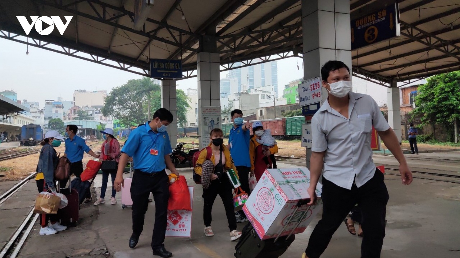 Những chuyến tàu, chuyến xe mùa Xuân đưa công nhân nghèo về quê đón Tết