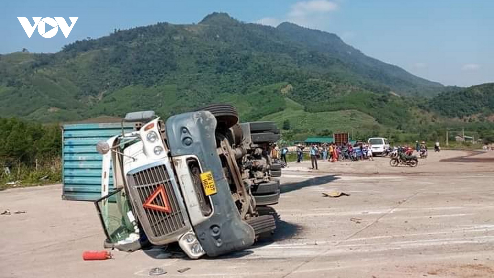 Lật xe container, 2 người tử vong