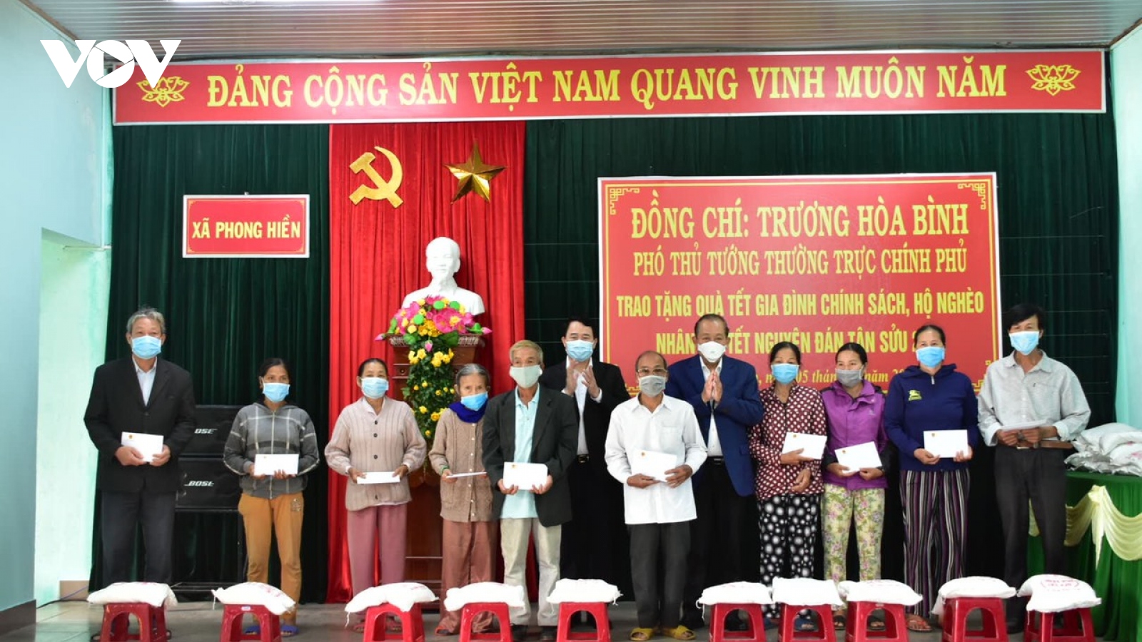 Phó Thủ tướng Thường trực tặng quà các gia đình chính sách Thừa Thiên Huế