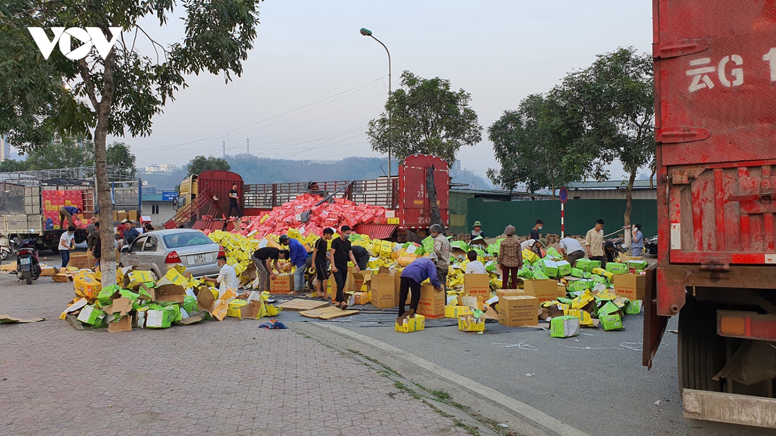 Hàng nghìn kiện nước ngọt bị đổ xuống đường gây ách tắc cửa khẩu Kim Thành