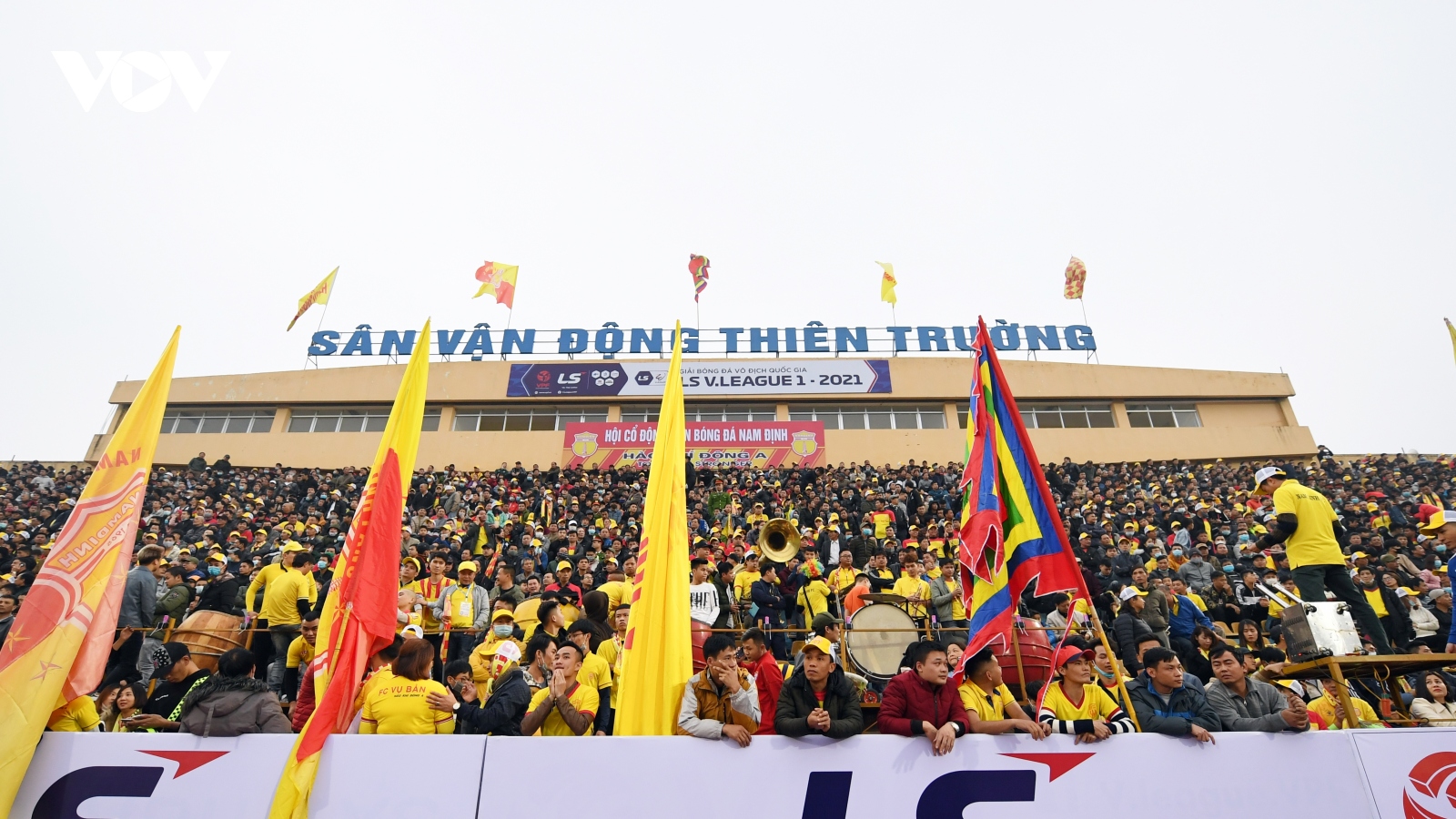 Đá bù vòng 3 V-League 2021: Cầu thủ có thân nhiệt trên 37,5 độ C không được thi đấu