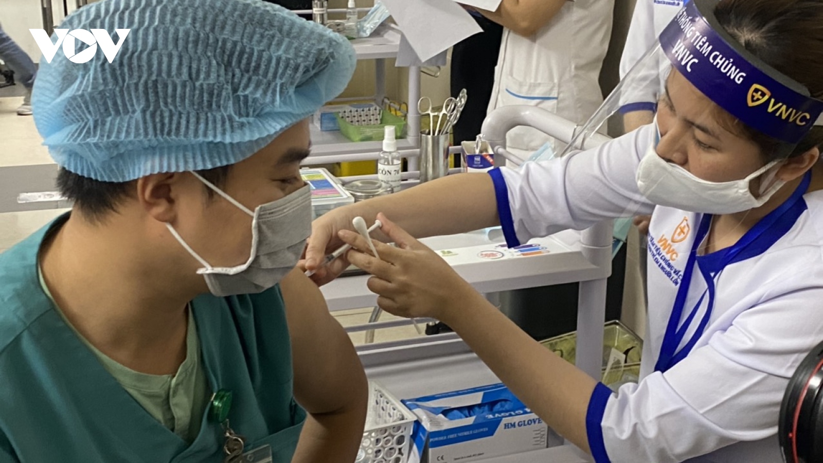 Phản ứng sau tiêm vaccine AstraZeneca tại Việt Nam đều nằm trong khuyến cáo