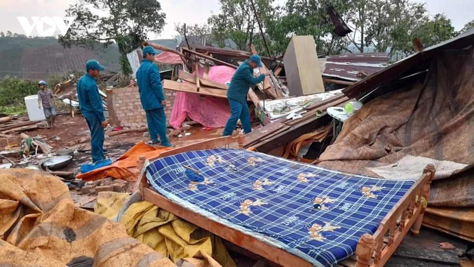 Mưa lớn kèm lốc xoáy ở Lâm Đồng làm hơn 70 căn nhà bị tốc mái