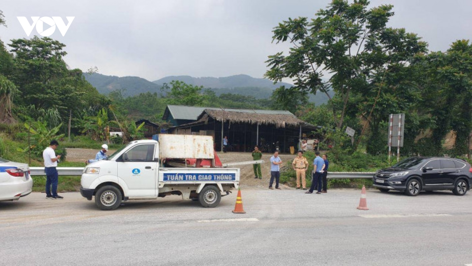 Cao tốc Nội Bài - Lào Cai bị “băm nát” hàng rào bảo vệ vì quán cơm ven đường