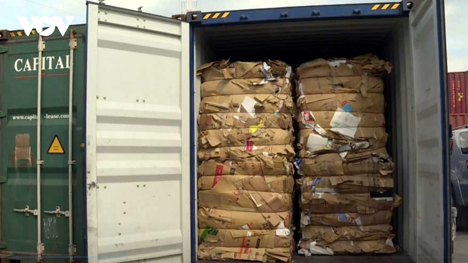 Hải quan TPHCM yêu cầu tái xuất 880 container phế liệu