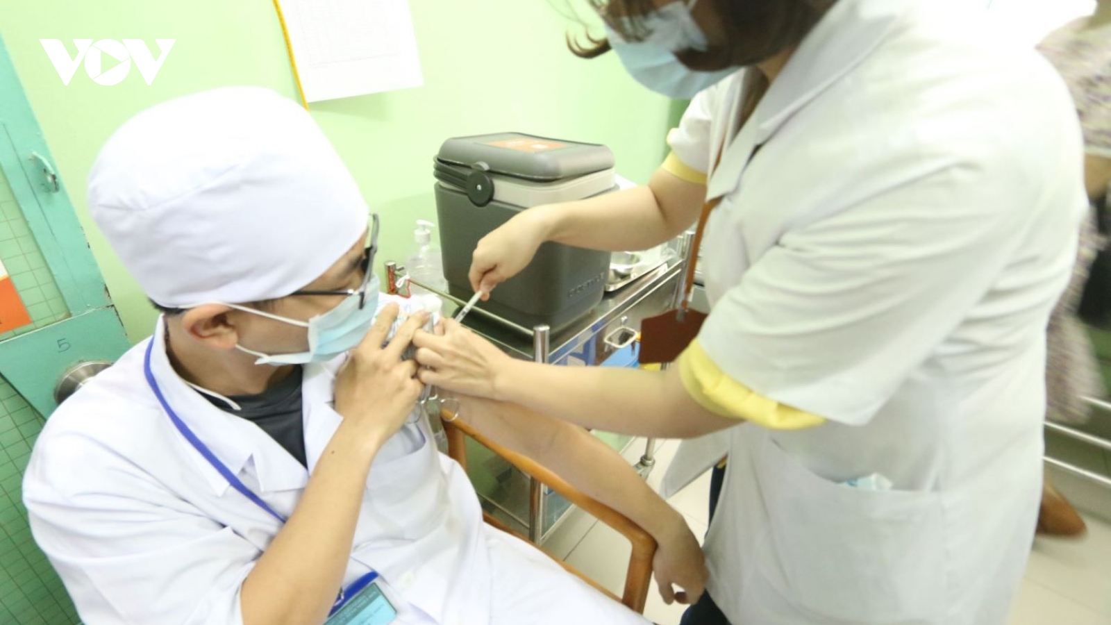 100 nhân viên y tế tuyến đầu chống dịch ở Khánh Hòa được tiêm vaccine ngừa Covid-19
