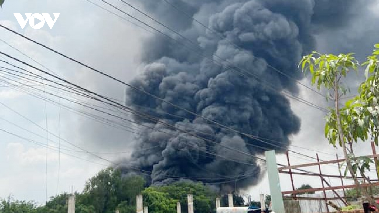Khu xưởng rộng hơn 1.000m2 ở Bình Chánh, TPHCM bốc cháy dữ dội