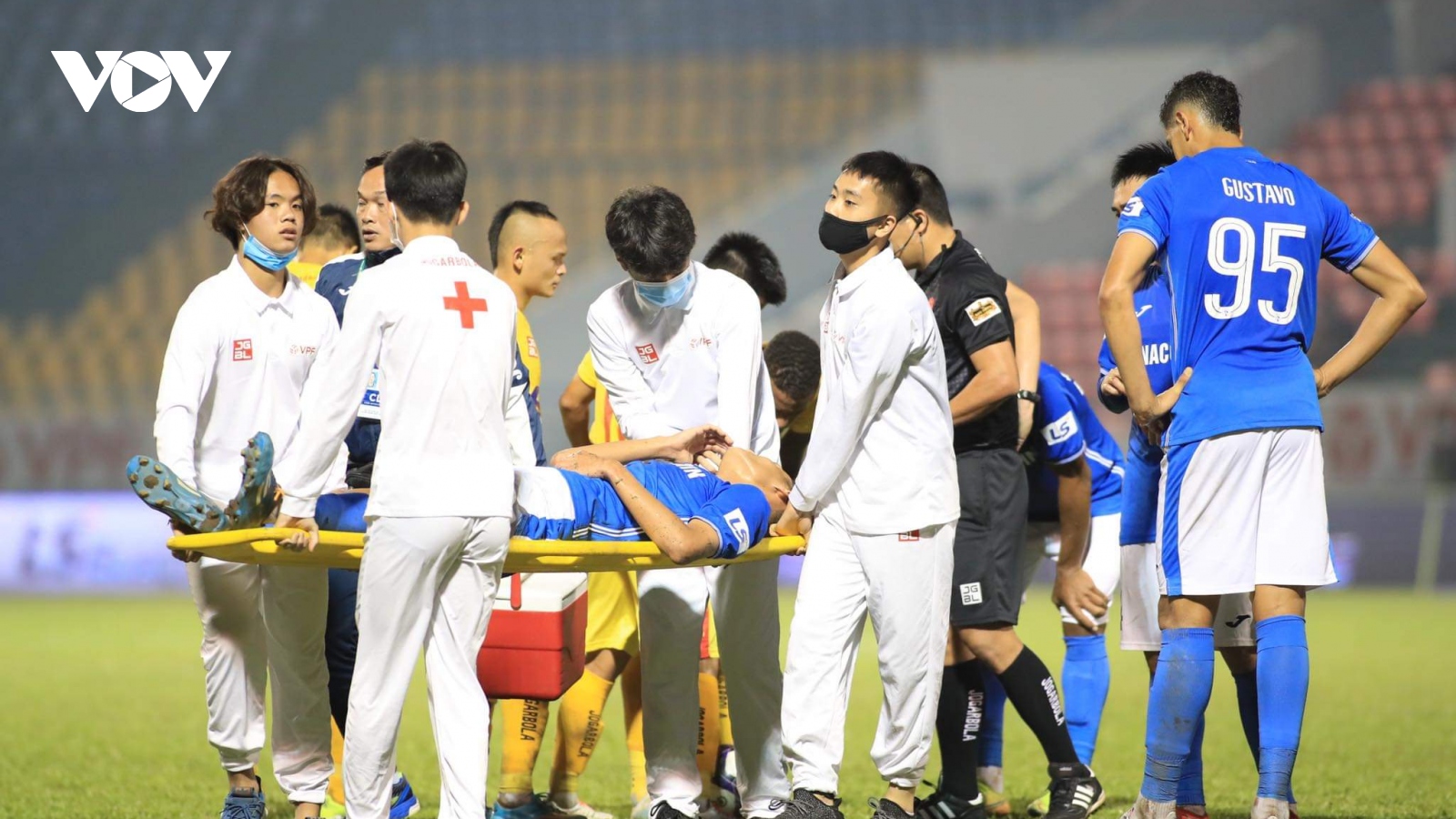 Trung vệ U22 Việt Nam chấn thương nặng trong trận đấu ở vòng 5 V-League 2021