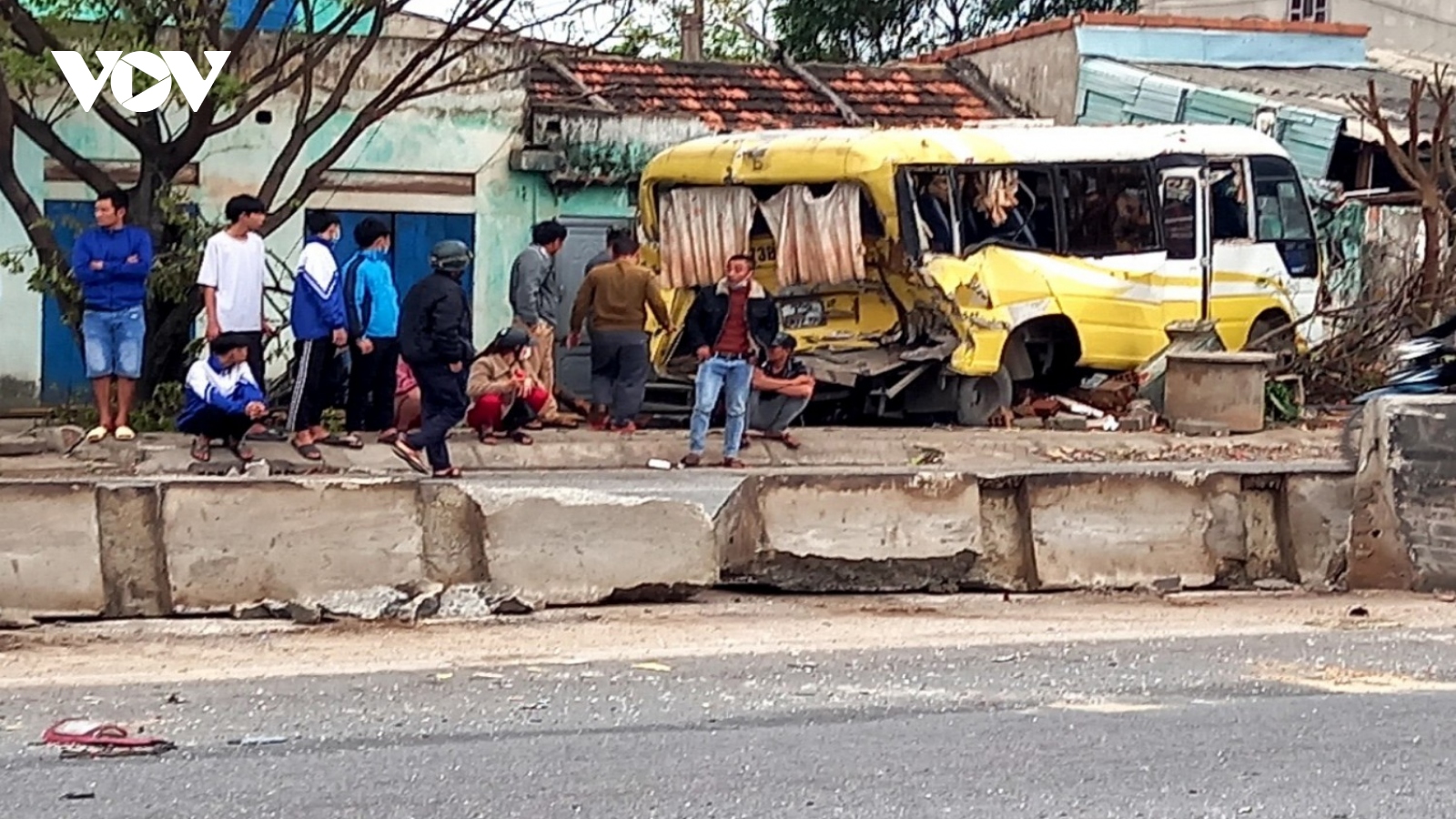 Xe ô tô đâm vào nhà dân sau tai nạn liên hoàn ở Quảng Bình