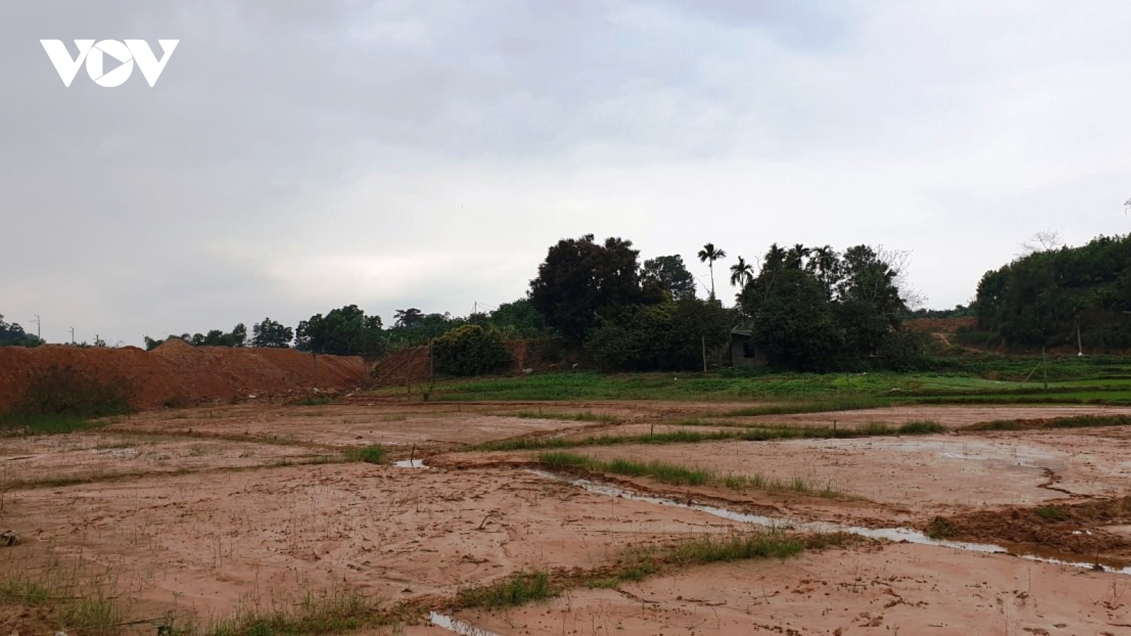 Kiểm tra, khắc phục việc bùn đất tràn vào ruộng người dân ở Yên Bình (Yên Bái)