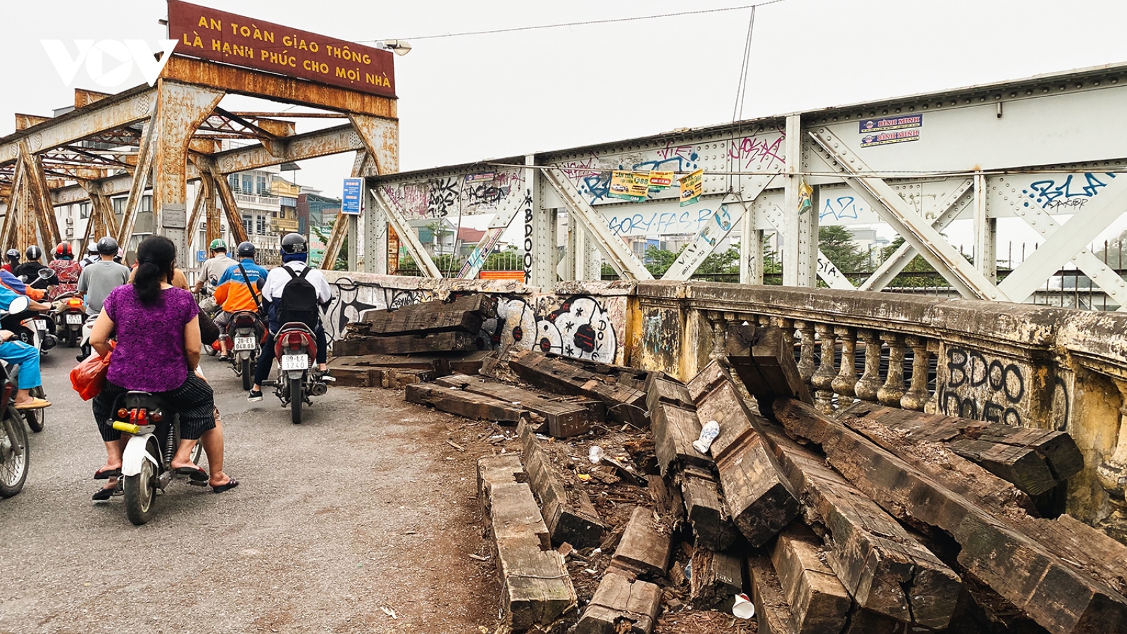 Cần sớm sửa chữa cầu Long Biên để đảm bảo an toàn cho người lưu thông qua cầu