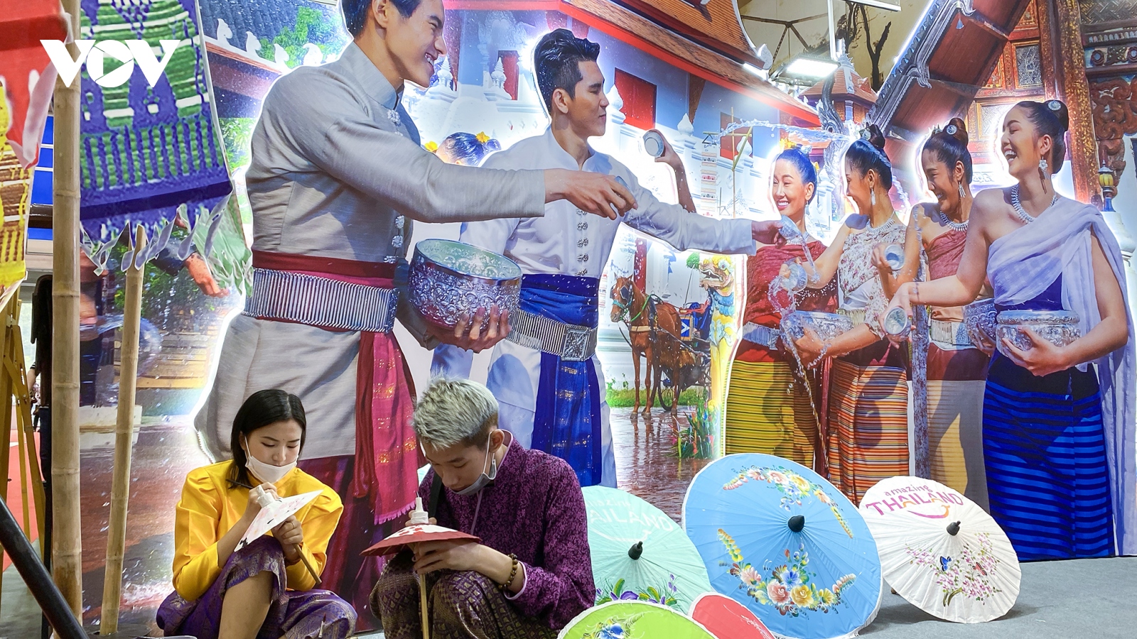 Tái hiện nghi lễ Songkran, giới thiệu ẩm thực và văn hóa Thái Lan tại Hà Nội