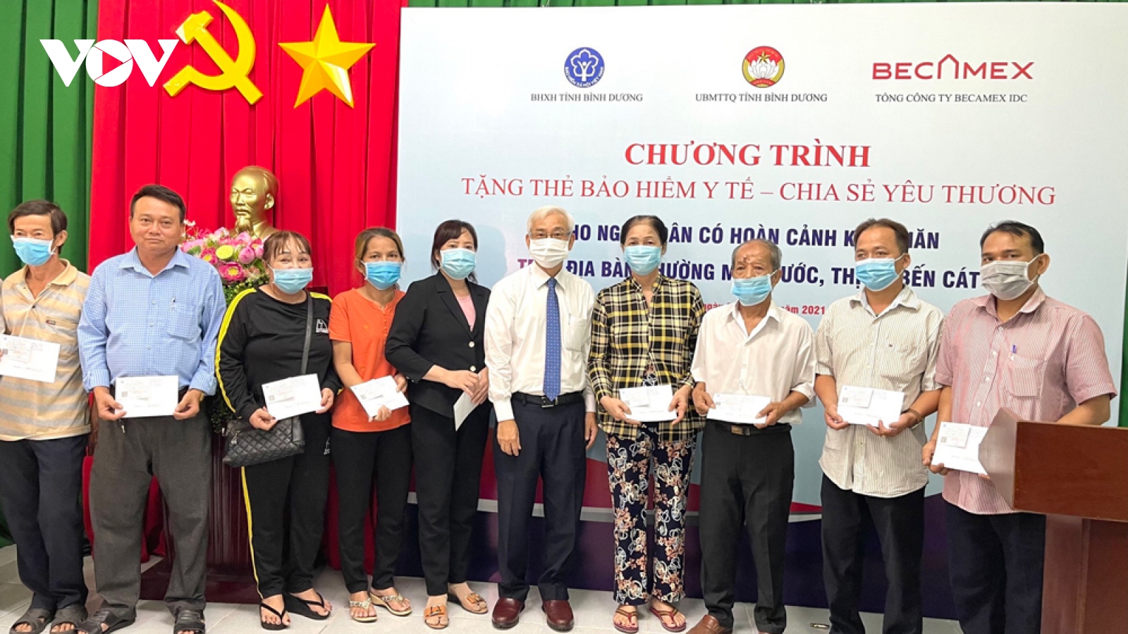 1.000 thẻ bảo hiểm y tế được trao cho người dân khó khăn ở Bình Dương