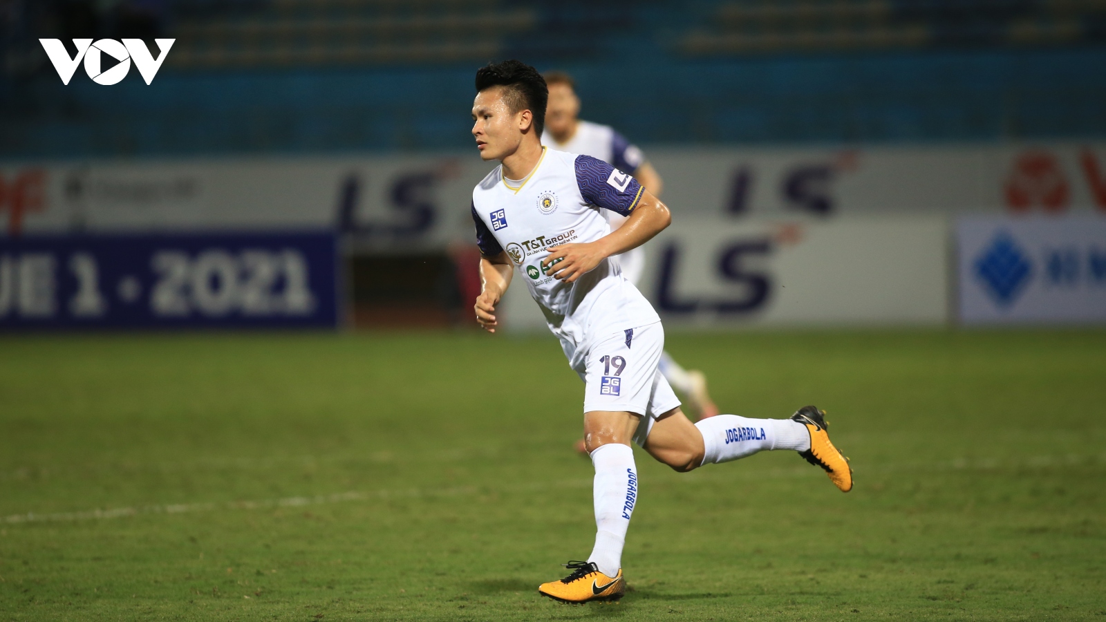 Quang Hải rực sáng dịp sinh nhật giúp Hà Nội FC tạm thoát khủng hoảng