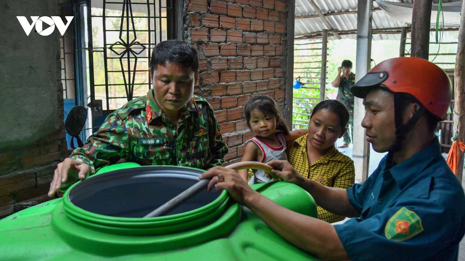 Bộ đội tham gia cấp nước ngọt cho các hộ dân vùng hạn mặn biên giới Giang Thành
