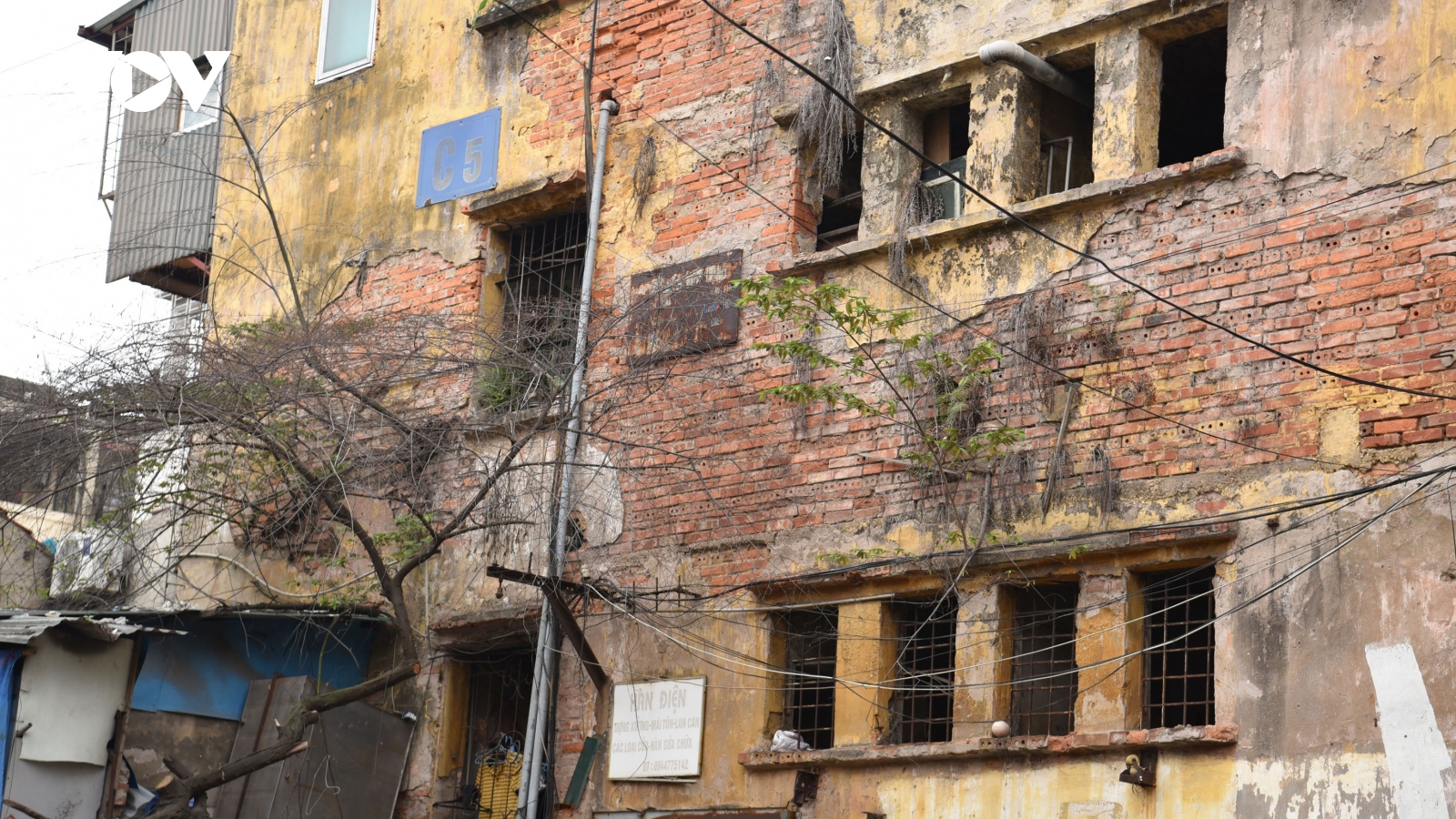 Rùng mình với những chung cư, tập thể cũ ở Hà Nội tiềm ẩn nguy cơ với người dân
