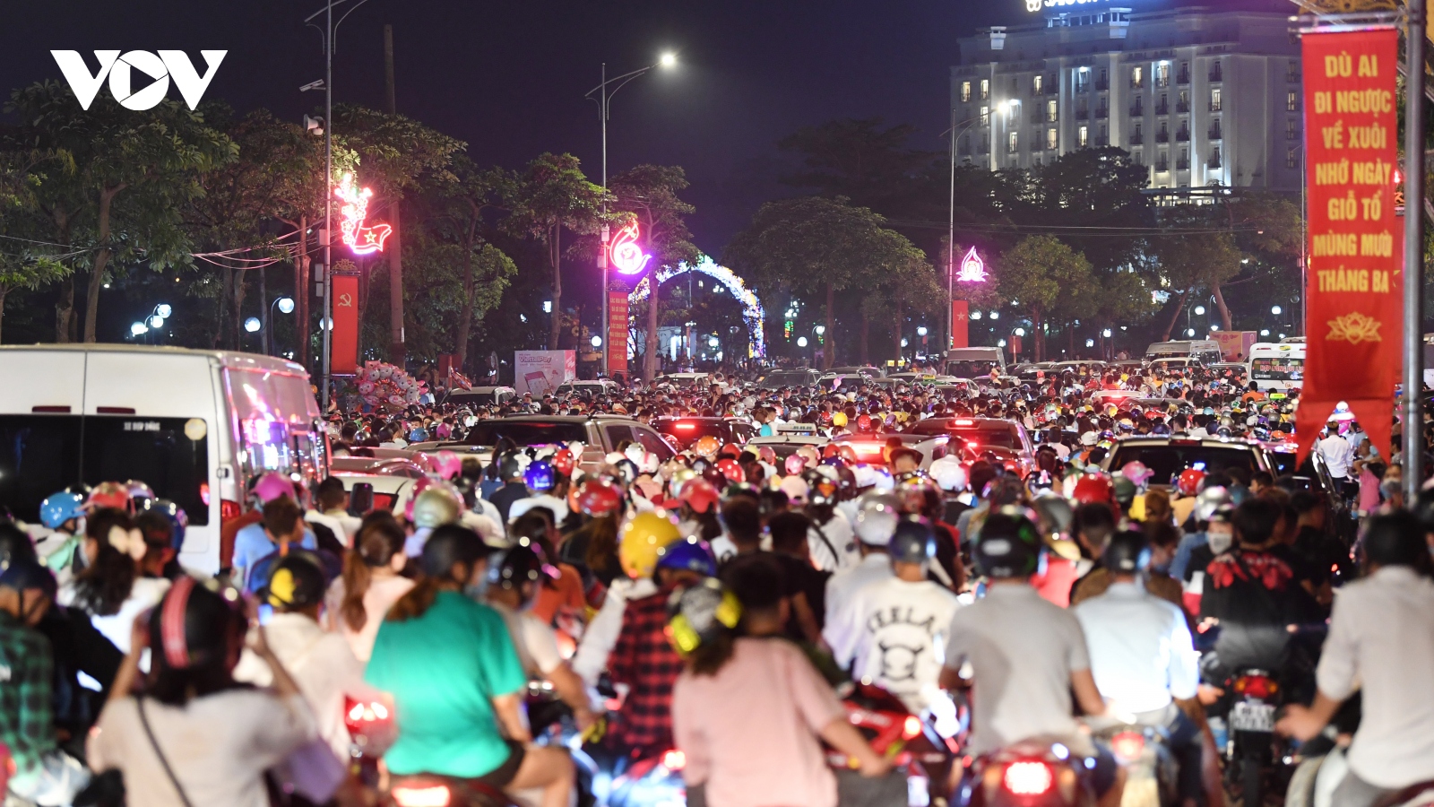 “Biển người” xem pháo hoa, đường phố Việt Trì tắc nghẽn