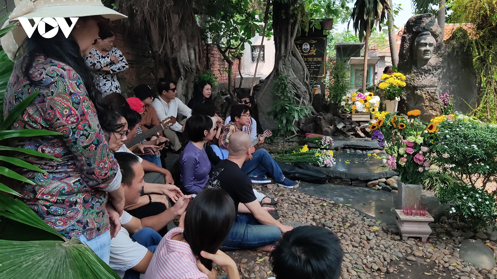 Nhiều nghệ sĩ, người yêu nhạc đến viếng và hát trước mộ nhạc sĩ Trịnh Công Sơn 