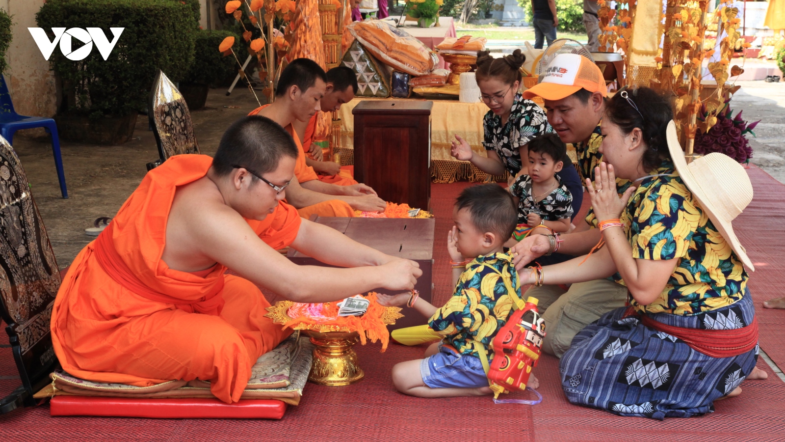 Người dân Lào đón Tết Bunpimai với tinh thần chống dịch Covid-19