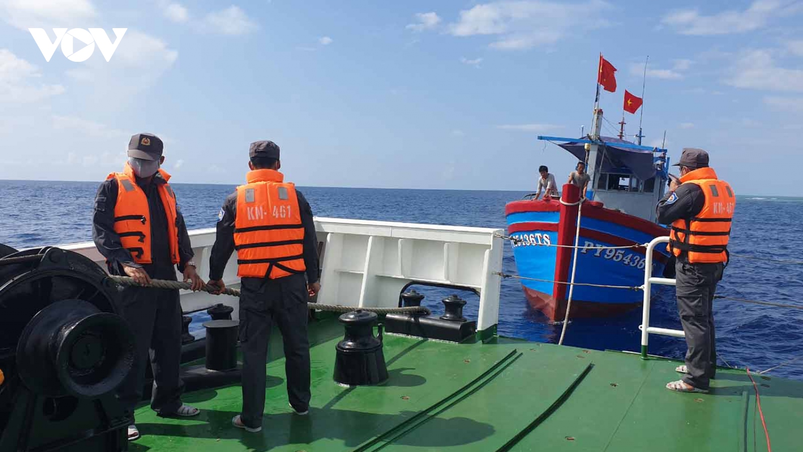 Tàu Kiểm ngư số 4 cứu kéo thành công tàu cá Phú Yên bị mắc cạn