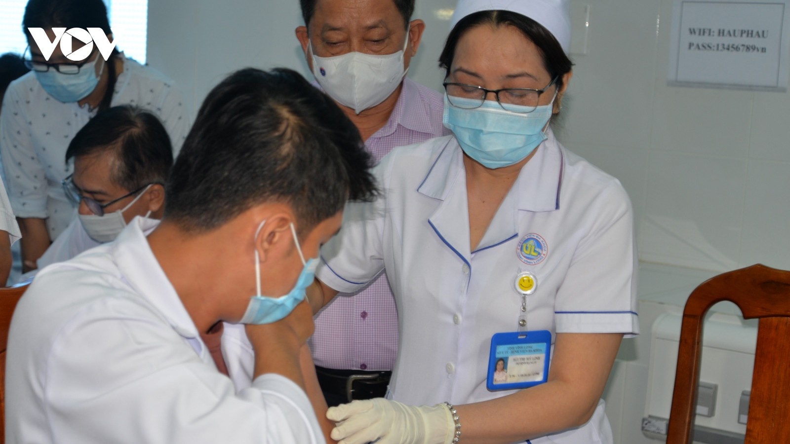 Vĩnh Long tiêm vaccine COVID-19 cho các cán bộ y tế tuyến đầu