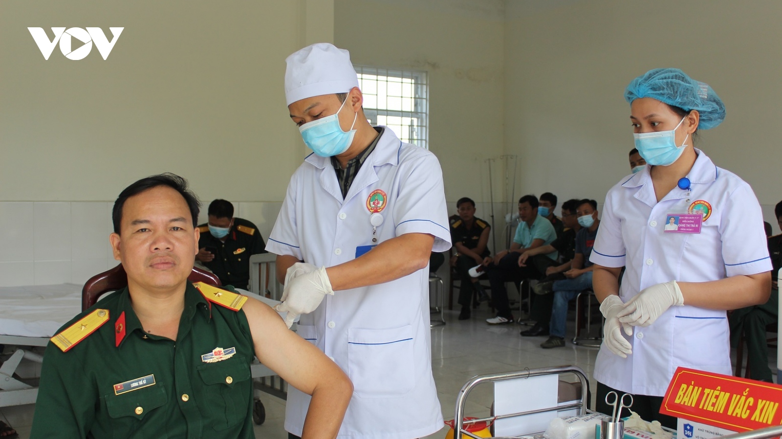 Tiêm vaccine phòng Covid-19 cho 60 cán bộ, chiến sĩ lực lượng vũ trang tỉnh Quảng Nam