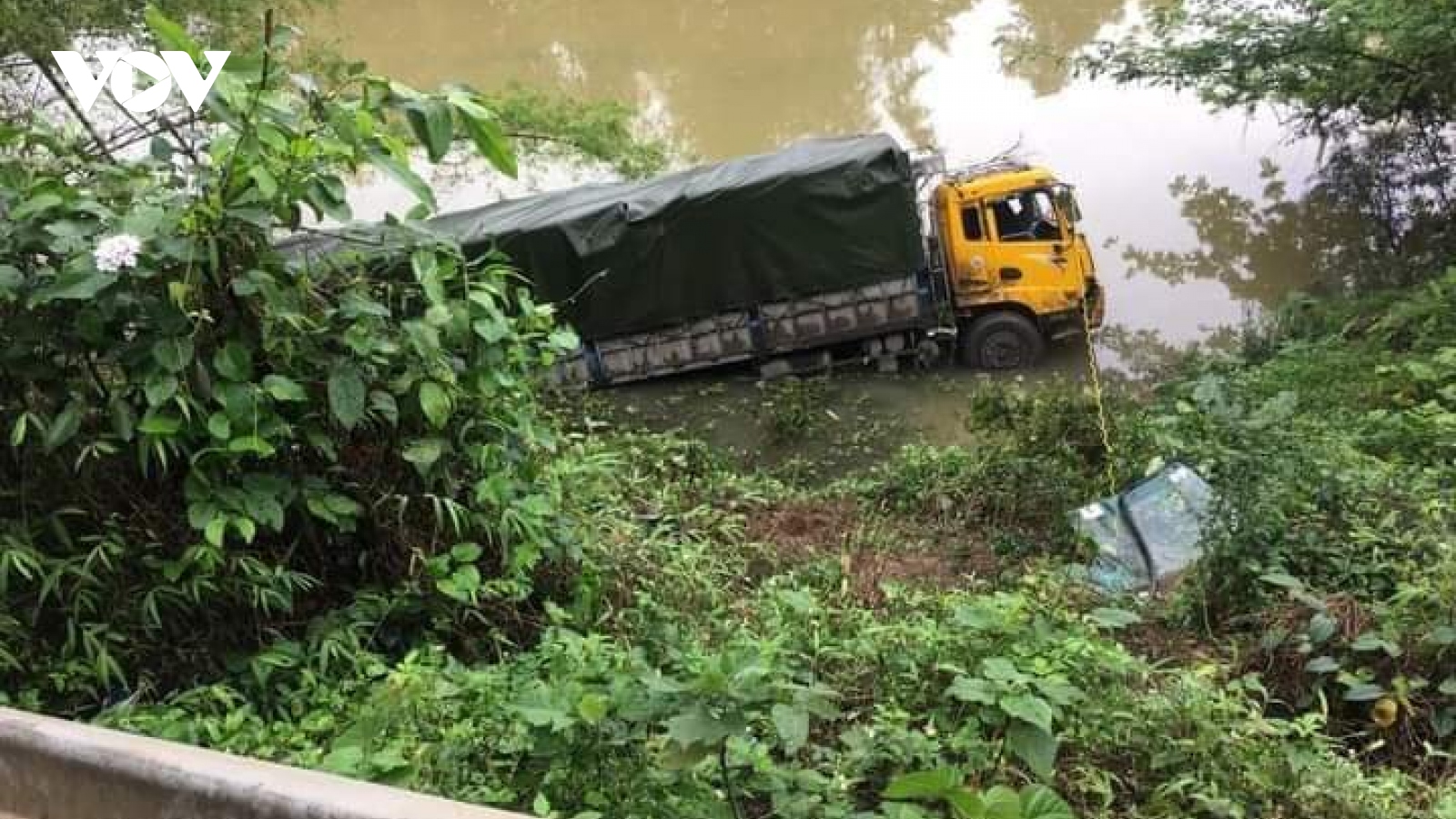 Xe tải lao xuống sông khiến tài xế bị thương